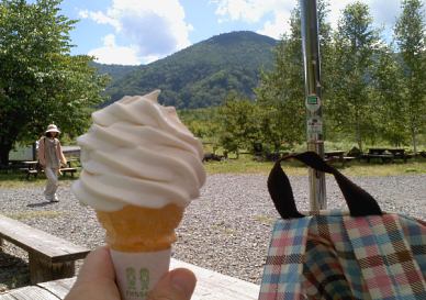 山とソフトクリーム