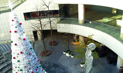 東京オペラシティのツリーとシンギングマン