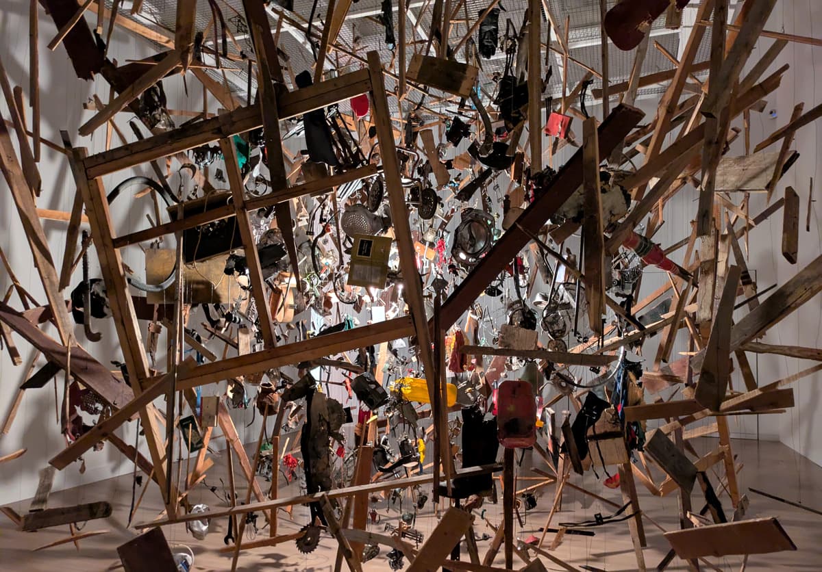 コーネリア・パーカー「コールド・ダーク・マター:爆発の分解イメージ」